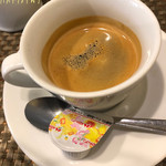 Vino uno - メニューを見ると値段はお高めで、軽くお昼と思ってたので1番お安そうなパスタランチ(1300円)に♪
食後はホットのレギュラーコーヒー☆彡 案外本格的なコーヒーで美味しくゆっくりしてしまった(^^ゞ