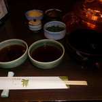 しゃぶ禅 - しゃぶしゃぶの鍋と葱、紅葉おろし、あさつき、辣油、そばつゆ、ボン酢です。