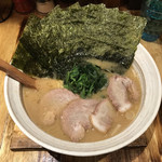 がちゃがちゃ家 - 見た目はバッチリ家系してます