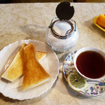喫茶＆グリル 幸の屋 - トースト
      紅茶