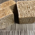 寛 - 全粒粉パンの断面