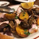 ダ マッサ - 山形産豚のグリル 豚の脂身が甘くて美味しい 付け合わせのインカのめざめと黒マッシュルームも美味しい