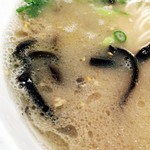 Honnakotsu - 独特な色合いのスープ。