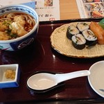 和食レストランとんでん - ランチかしわ天うどん鯖巻き。