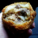 黒毛和牛 腰塚 精肉店 - 黒毛和牛メンチ　タマネギも大振りに