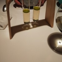 オマージュ - フルーツトマトに添えられたトマトコンソメ