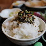 創業二百三十年食堂 - 大盛りご飯に特製ふりかけ