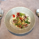 BIKiNi SIS - マグロの軽い炙りとフムス