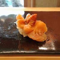 鮨 かず矢 - ・赤貝　普段、貝類は自分ではあまりチョイスしませんが、 「春先は、貝も身が厚くなってきて美味しいですよ」とお勧めいただいて。 確かに…　肉厚な赤貝に丁寧に包丁が入れてあり、食べやすいです。 程よく弾力のある食感ですが、固いという感じは全くなく、こちらも印象的な一品。 貝って、こんなにおいしいのですね(＠_＠)