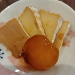 らーめん森や。 - カリフリ卵黄とカマンベールチーズの味噌たまり漬け