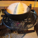 大松家 - 鴨汁の入った鉄鍋が運ばれてきます。
