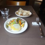 コッキーナ - ランチにつく有機野菜サラダとパン