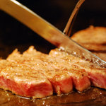 Oosaka Kicchin - 柔らかい赤身の中にきめ細やかな霜降りの特選牛ステーキ