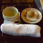 お部屋に通され仲居さんがお茶を入れてくれる