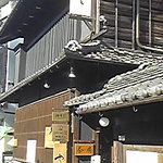 日本料理　やまと - 周囲の雰囲気に溶け込んだお店の外観です。
