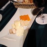 アゼィリア - チーズ盛り合わせとワイン