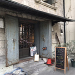 カフェ ドゥ オリーブ - お店の入り口(^^)
            扉が時代を感じる重厚感。
            
            あ、開店時は常時開っぱなしなので開け閉めの必要はなしです(^^)
            奥の軽い引き戸だけお願いします(^^)