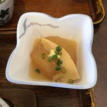 Kosumosu - チーズ焼ハンバーグ定食910円(税込)…小鉢(筍と大根の煮物)