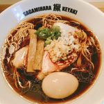 Sagamihara 欅 - さがみブラック　８５０円(税込)　味玉は＋１００円。トッピングはほろほろの豚バラチャーシューと程好い歯応えの60℃低温調理＋燻製にした豚ロース？チャーシュー、メンマ、青葱、生姜、玉葱。