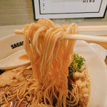 Sagamihara 欅 - 久しぶりにやってみた麺リフト。茹で加減かためでお願いすると、微かなザラ付きとポキっとした歯応え。自家製の細麺です。春よ恋仕様。