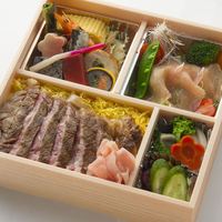 特製ステーキ重弁当 3,200円（税込）