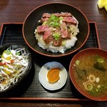 Teppan Yaki Koshitsu Enkai Misono - おみそ汁、サラダのセットです