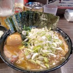 家系ラーメン クックら - 濃厚スープに刻みネギをしっかり浸してライス