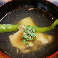 りょうりや 御旅屋 - （撮影 20140824）Aさん夫妻を京都に招いて、個室で昼食会。あわび、焼きなす、ししとうのお椀です。