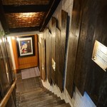 みざん - 木造の階段を降ります。