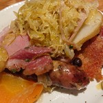 みざん - 鴨のコンフィシュークルート。取り分け。