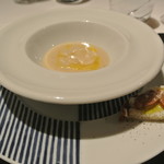 リストランテ カノフィーロ - ハースニップのポタージュとスモークした数の子のブルスケッタ