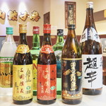 青山餃子房 - ドリンク写真:お酒集合