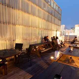 Terrace seats with a view of the night view◎Enjoy the British atmosphere to your heart's content