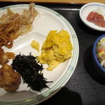 Monjutei - 刺身とバラ寿司、その他
