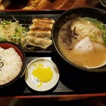 山小屋 - 餃子セット(ラーメン＋餃子＋ご飯）￥900