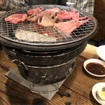 万両 南森町店 - 昔ながらの炭焼き、まずは塩タンから〜