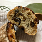 パンやきどころ RIKI - ４種のレーズンをブロート72の生地に練り込んでいる