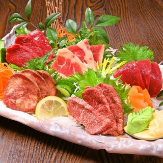 A large lineup of fresh horse sashimi! Assorted platters and yukhoe are also delicious.