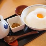 粉物&カフェ Coo～ - たまごかけご飯。自家製という出汁醤油がとても美味しい。