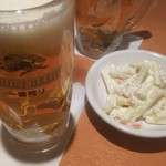 Hidakaya - 生ビールとマカロニサラダ。