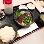 からすやま食堂 - カツオタタキ定食(930円)