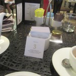 Espresso - テーブルには番号札が