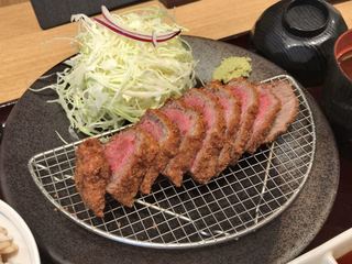 Gyuukatsu Kyouto Katsugyuu - ●国産黒毛牛カツ京玉膳130g ¥1980税別
                        ・黒毛牛カツ
                        ・ご飯
                        ・赤だし
                        ・和風カレーつけ汁
                        ・三種タレ
                        ・京玉
                        計¥2138税込