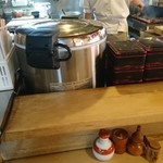 おが和 - ランチ時はお重がずらりと並びます(19-04)