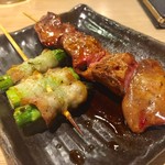 Yakitoridoujouuedaya - 白レバー 190円 アスパラ肉巻き 150円