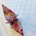 ホテルオークラ福岡 - ベッドの上には折り鶴が置かれていました。