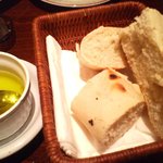 トラットリア・ゴロージィー - パン＆オリーブオイル