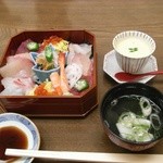 たつみ寿司 - ちらしには刺身がたっぷり乗っています