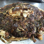 Okonomiyaki Meguri - モダン焼き♪ 1.100円
                      (カス・スキミ・てっちゃん・センマイ・うどん1玉)