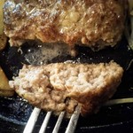 ハンバーグ・ステーキ宮崎亭 - 肉汁をしっかり抱えて崩れる程柔らかい理想のハンバーグ！しかし私は焼きが入りゴツゴツした挽肉感丸出しの硬めが好き。